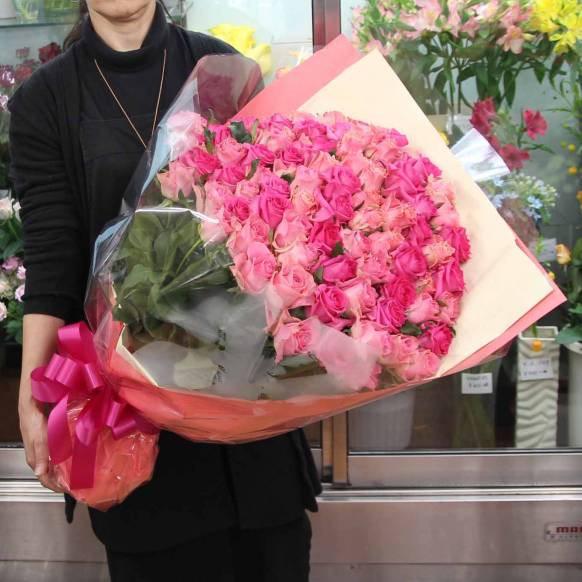 ピンクバラミックス１００本の花束 インターネット花キューピット フラワーギフト 手渡し